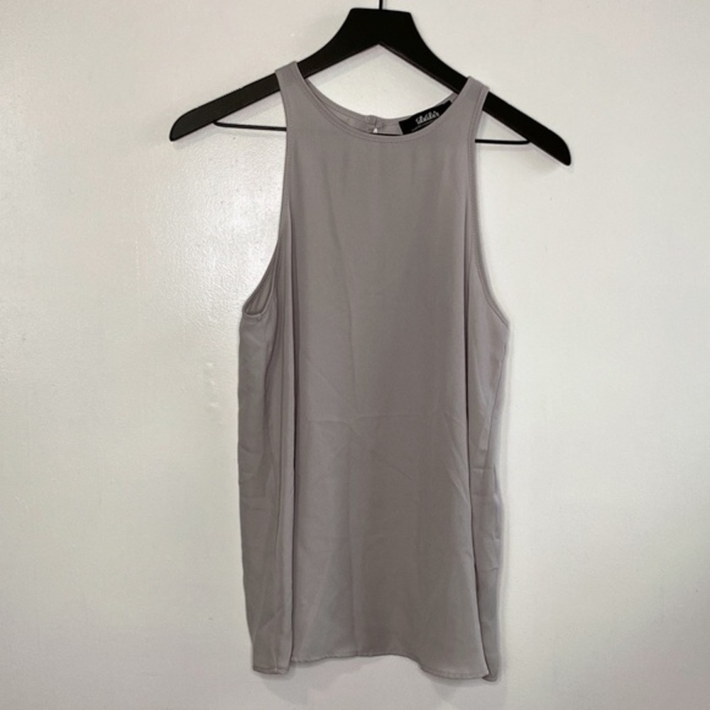 Lulu’s Keyhole Sleeveless Blouse‎